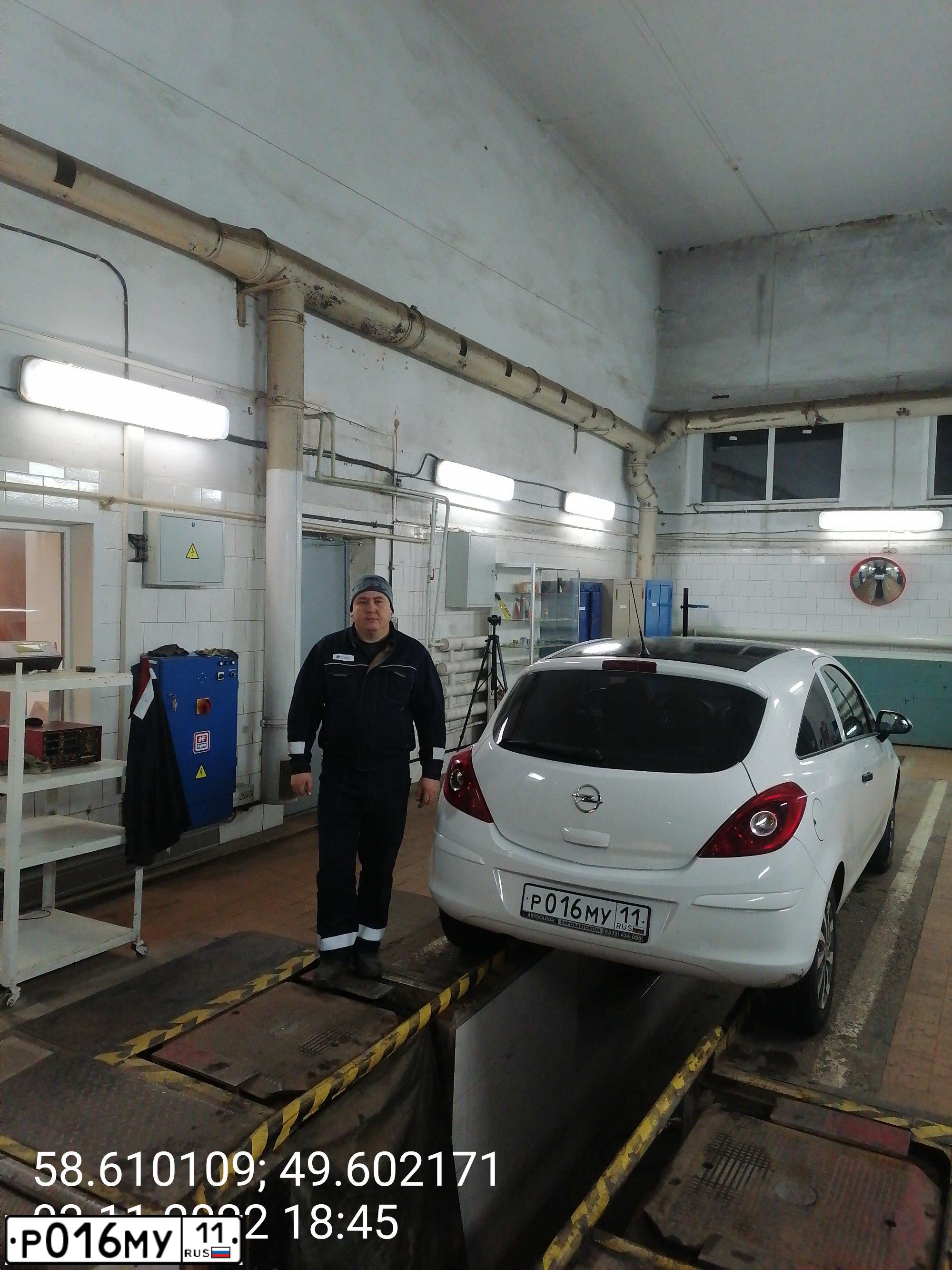 Фото автомобиля OPEL CORSA, 2013 — госномер В402СО43. Цвет: Белый