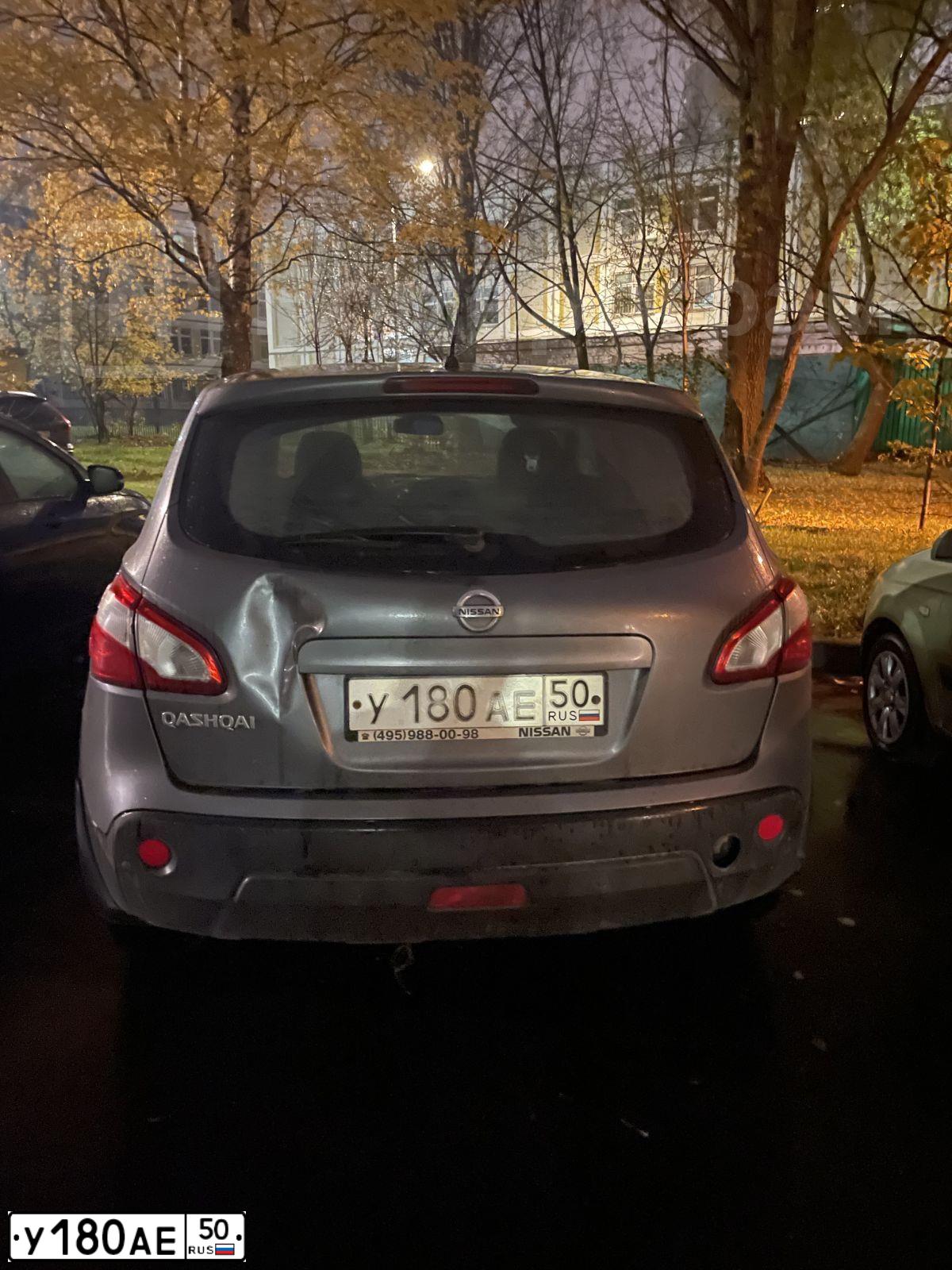 Фото автомобиля NISSAN QASHQAI, 2012 — госномер У180АЕ50. Цвет: СЕРЫЙ
