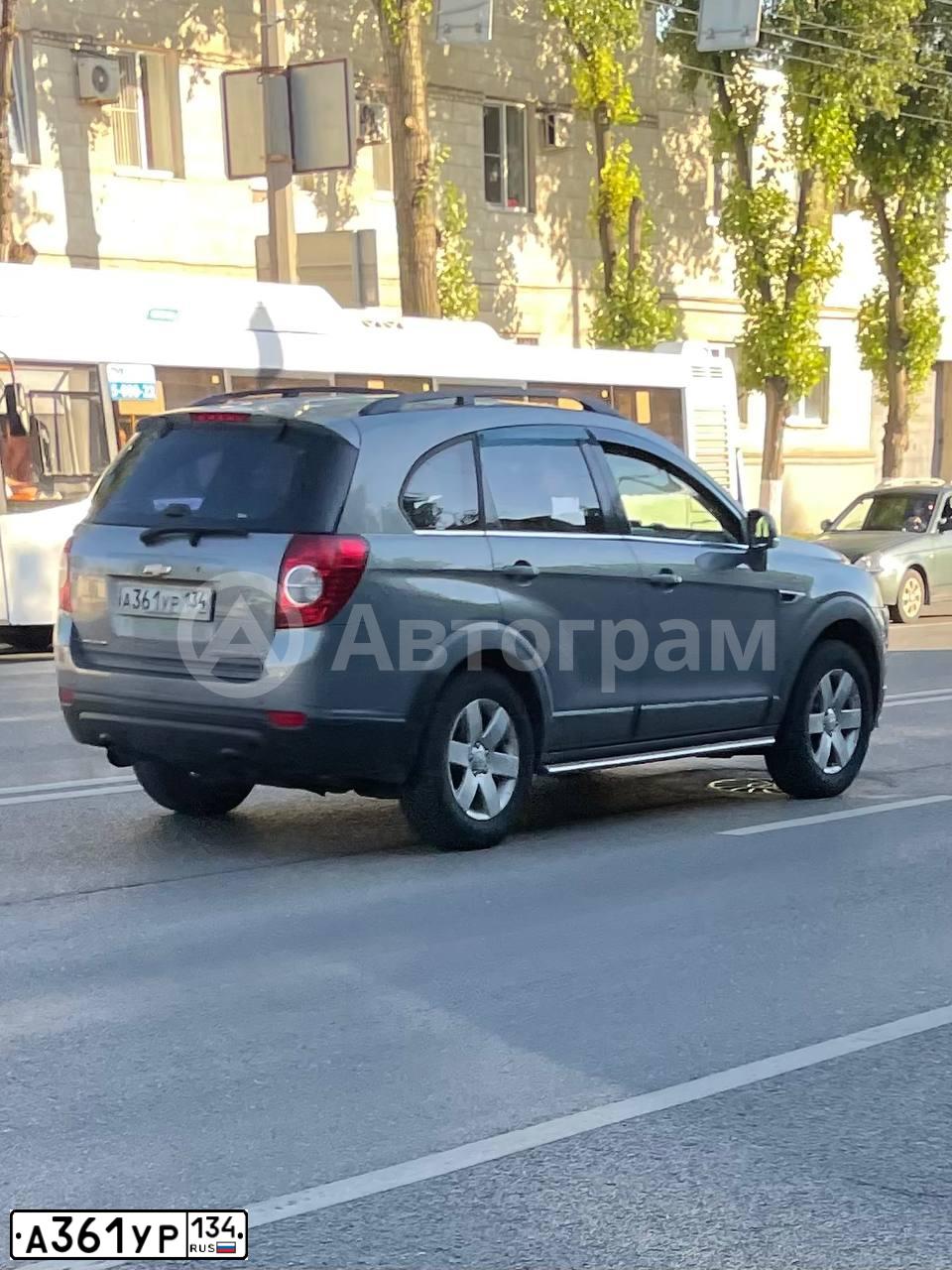 Фото автомобиля CHEVROLET CAPTIVA, 2012 — госномер А361УР134. Цвет: СЕРЫЙ
