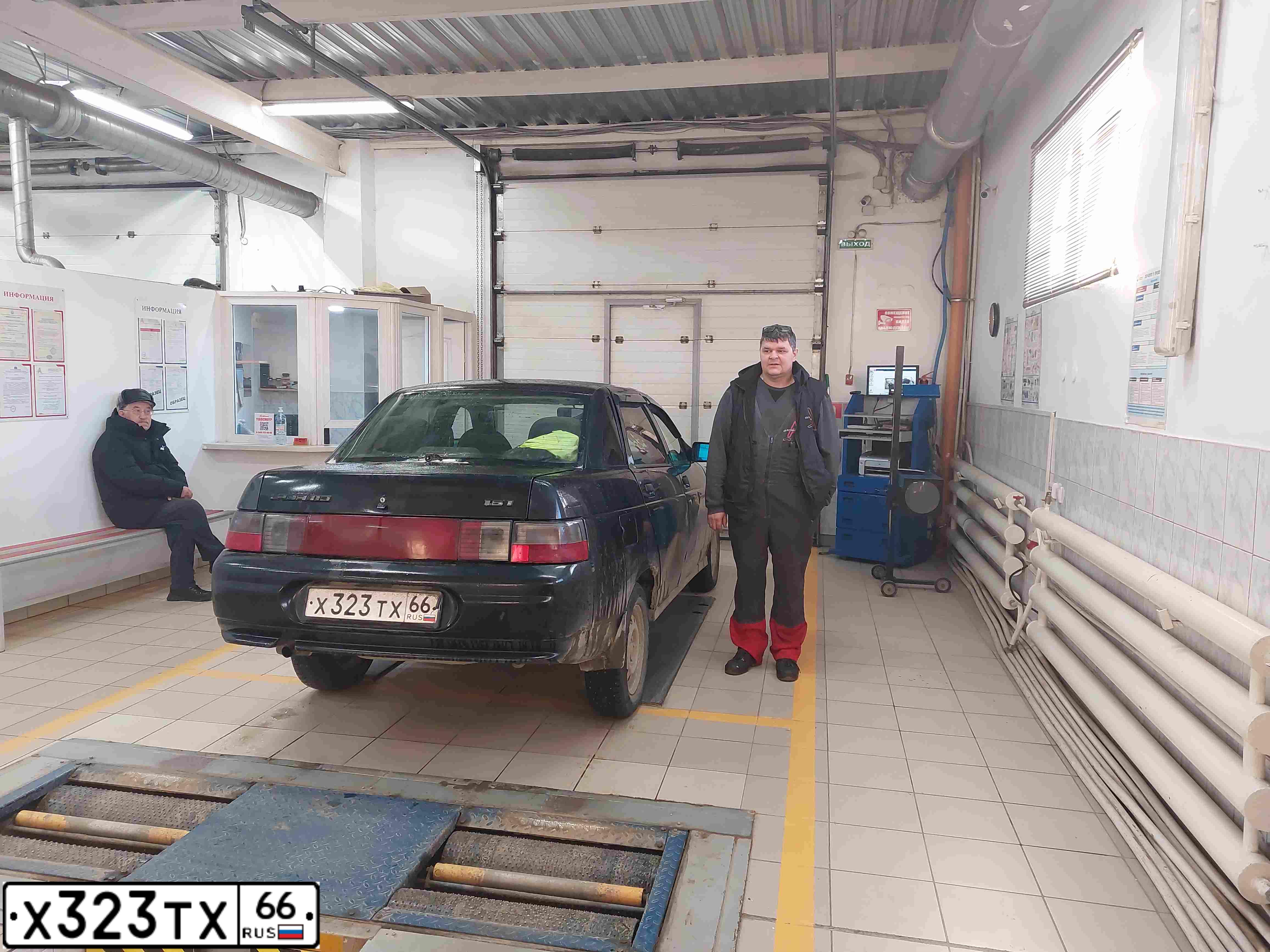 Фото автомобиля LADA 2110, 2006 — госномер Т130ТО196. Цвет: ЧЕРНЫЙ