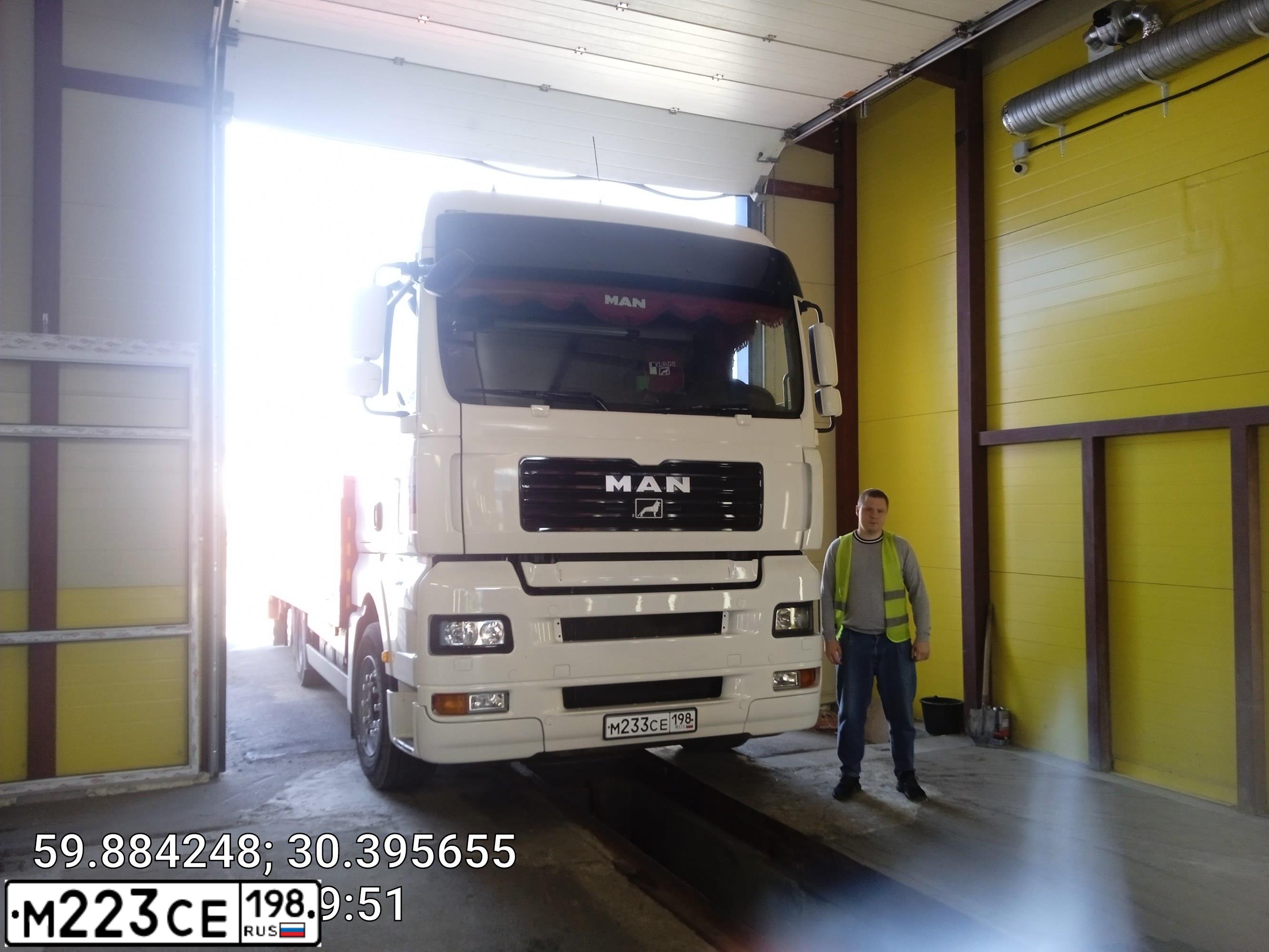 Фото автомобиля MAN N TGA 26.XXX 6X2, 2007 — госномер М223СЕ198. Цвет: Белый