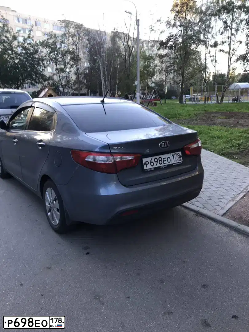 Фото автомобиля KIA RIO, 2014 — госномер Р698ЕО178. Цвет: голубой