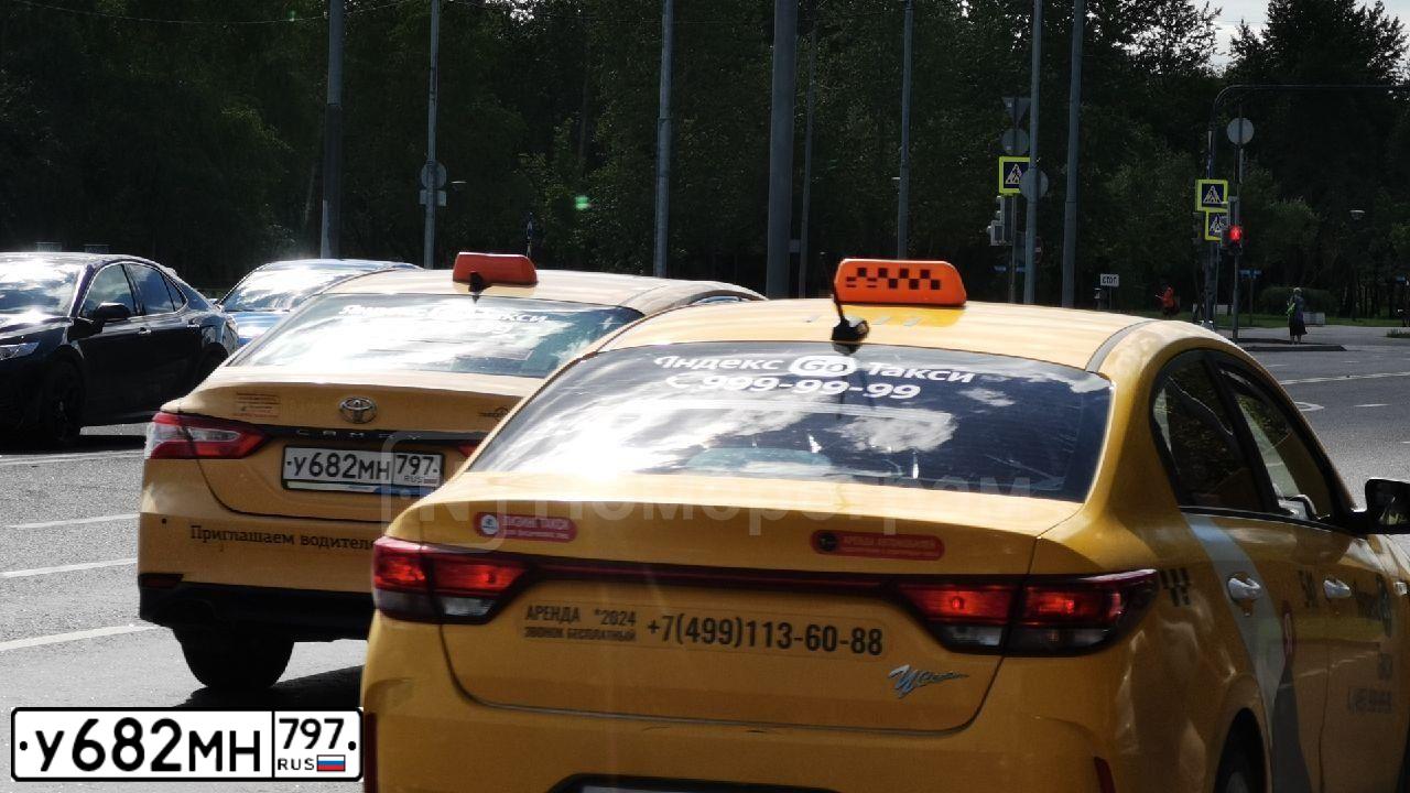 Фото автомобиля TOYOTA CAMRY, 2019 — госномер Р392СР797. Цвет: ЧЕРНЫЙ