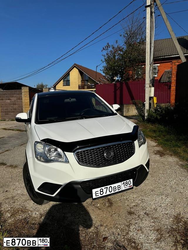 Фото автомобиля SSANGYONG ACTYON, 2011 — госномер Е870ВВ180. Цвет: Белый