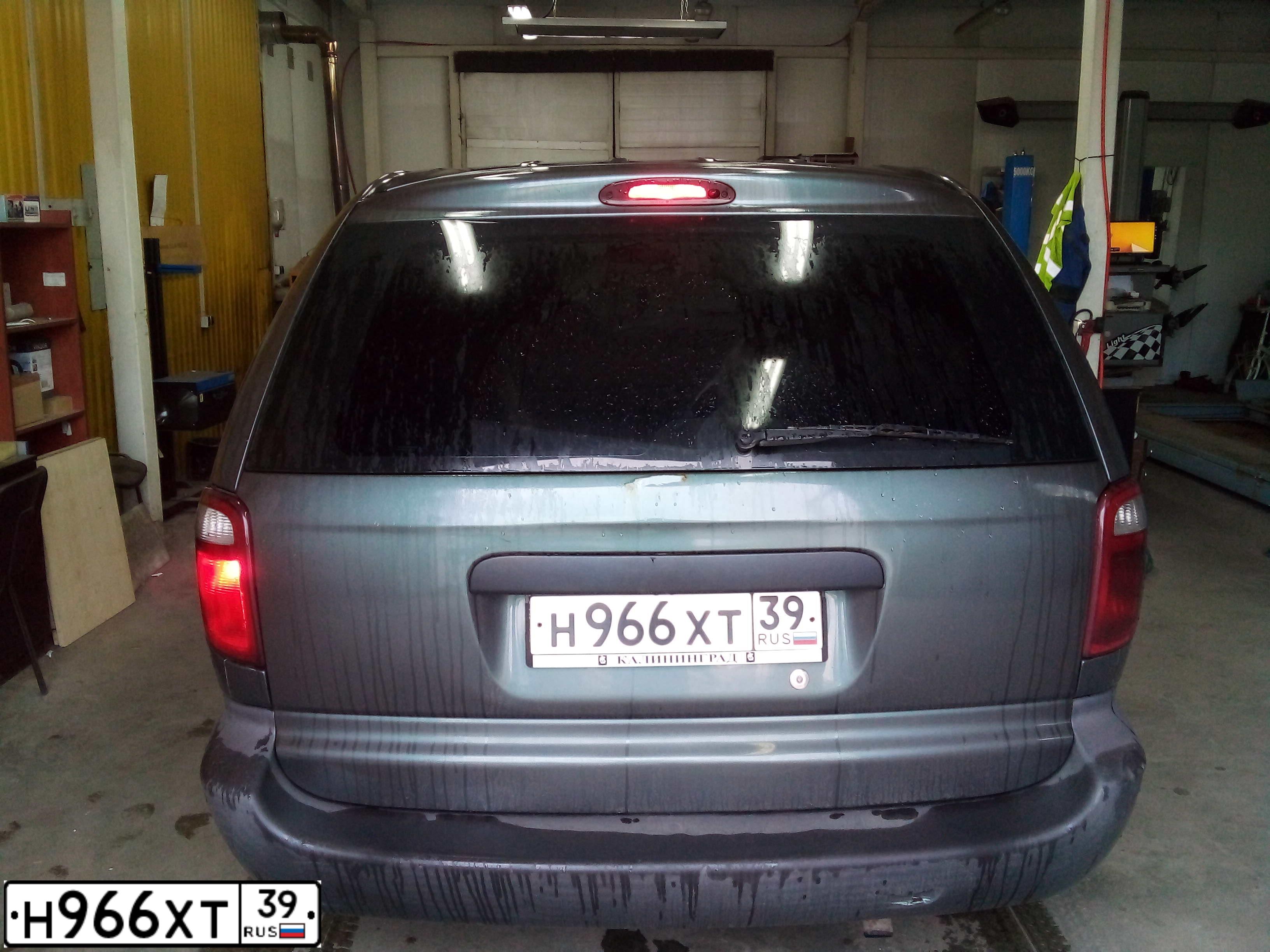 Фото автомобиля DODGE /GRAND/ CARAVAN, 2003 — госномер Н966ХТ39. Цвет: СЕРО-ЗЕЛЕНЫЙ