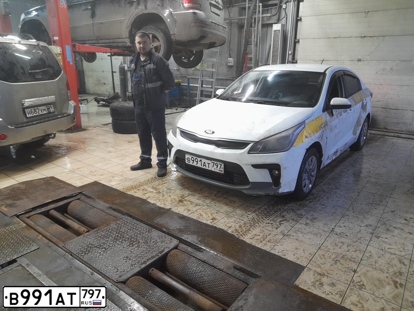 Фото автомобиля KIA RIO, 2017 — госномер М612СМ750. Цвет: БЕЛЫЙ-ЖЕЛТЫЙ-СЕРЫЙ