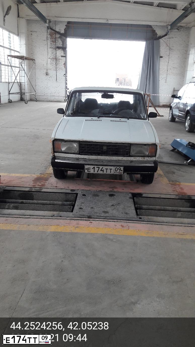 Фото автомобиля LADA 2105, 2005 — госномер Е174ТТ09. Цвет: ЯРКО-БЕЛЫЙ