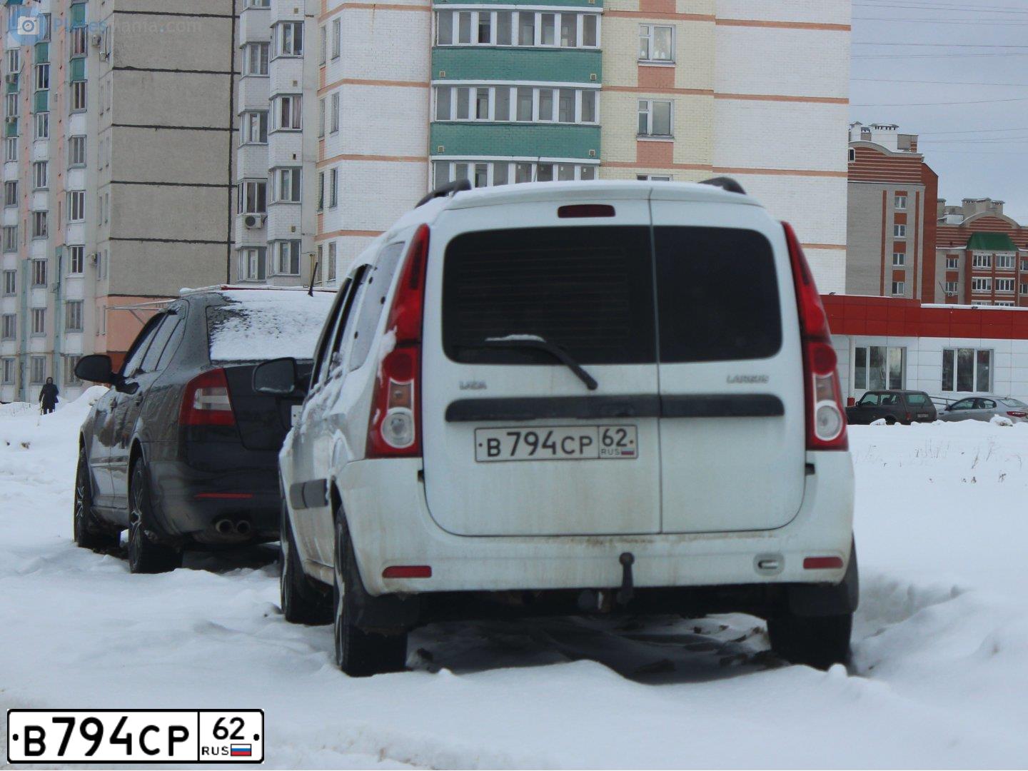 Фото автомобиля LADA LARGUS, 2015 — госномер Р581АК32. Цвет: Белый