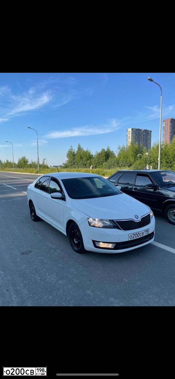 Фото автомобиля SKODA RAPID, 2017 — госномер О200СВ198. Цвет: Белый