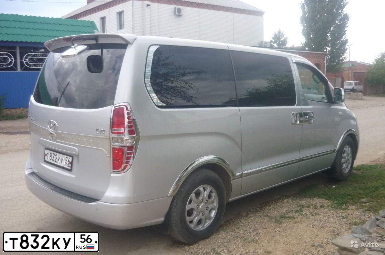 Фото автомобиля HYUNDAI GRAND STAREX, 2008 — госномер Т547АК154. Цвет: СЕРЫЙ