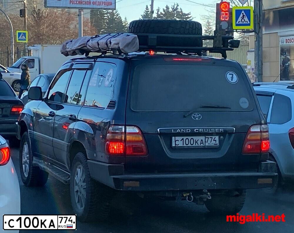 Фото автомобиля TOYOTA LANDCRUISER, 2003 — госномер С100КА774. Цвет: синий