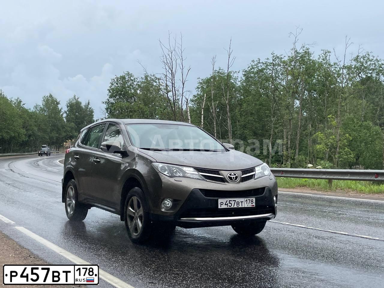 Фото автомобиля TOYOTA RAV4, 2013 — госномер Р457ВТ178. Цвет: БРОНЗОВЫЙ