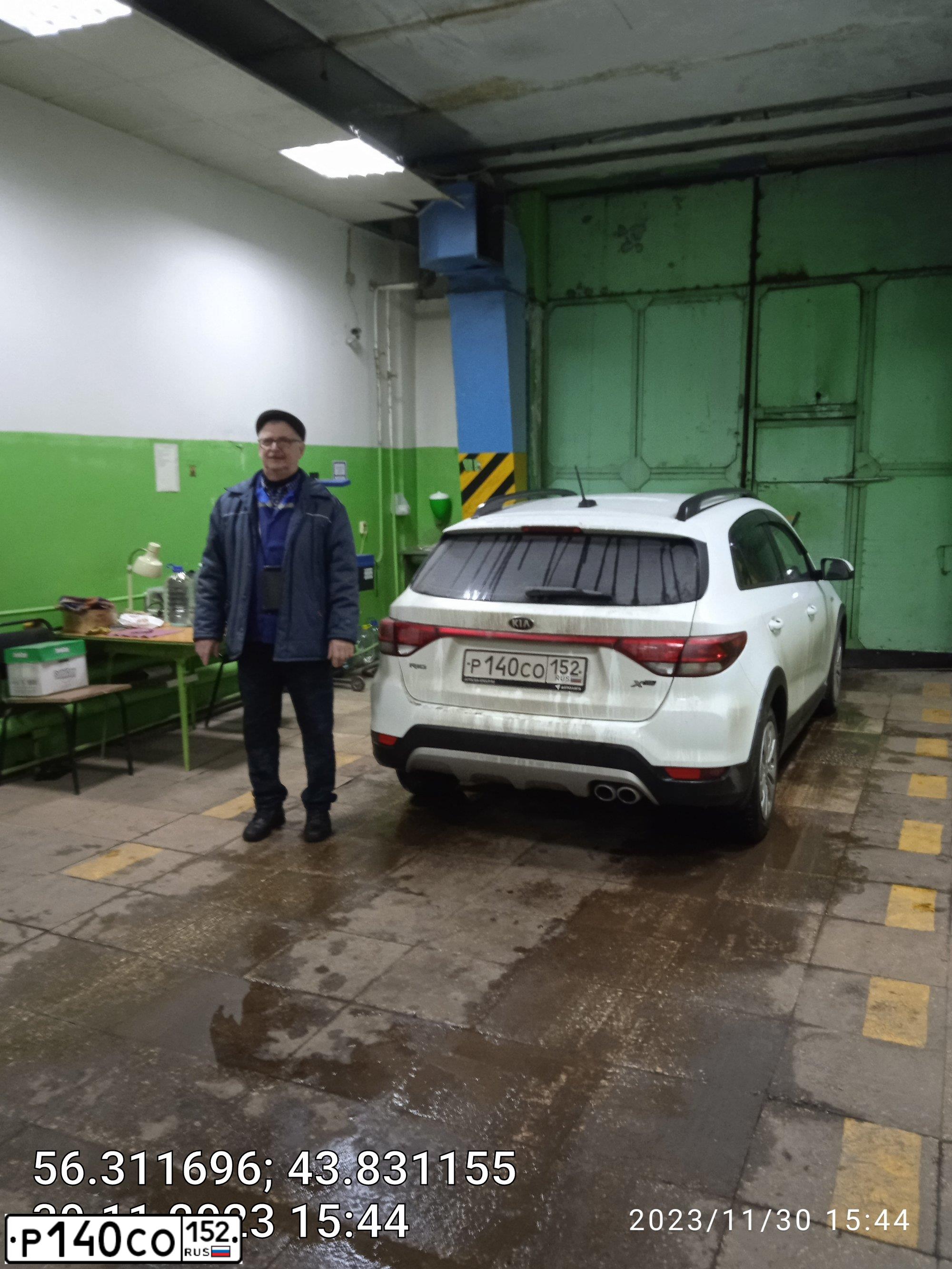 Фото автомобиля KIA RIO, 2018 — госномер Р140СО152. Цвет: БЕЛЫЙ