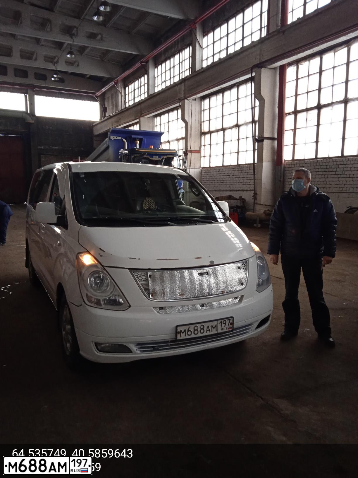 Фото автомобиля HYUNDAI GRAND STAREX, 2010 — госномер М200ЕХ977. Цвет: Белый