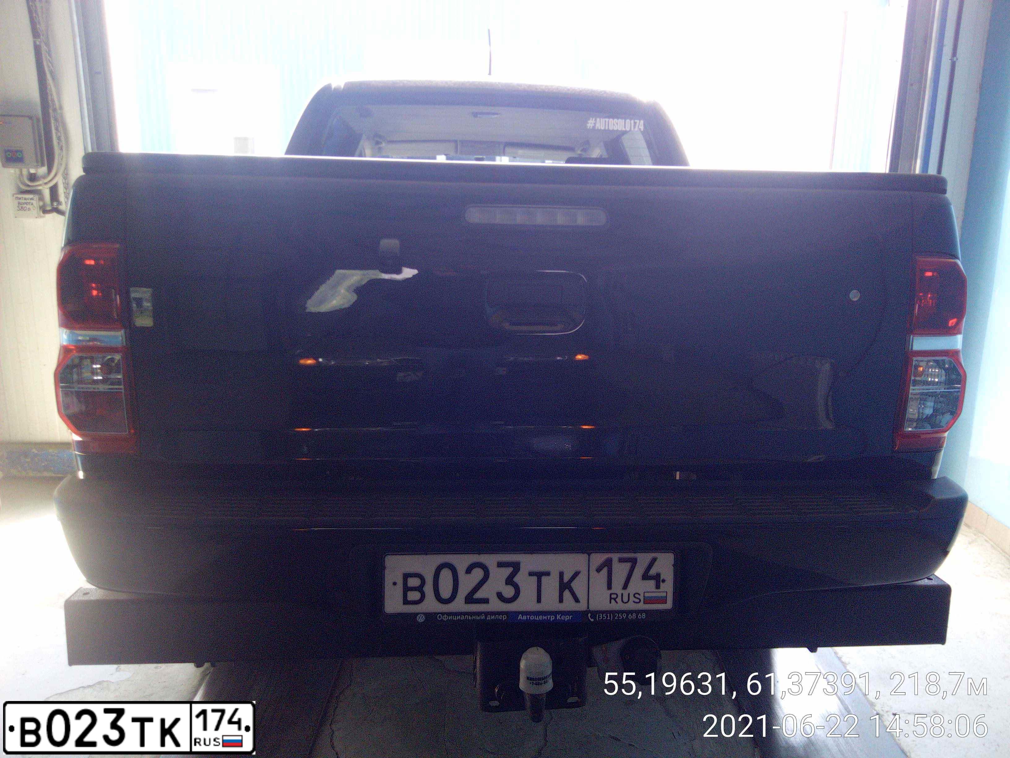 Фото автомобиля TOYOTA HILUX, 2014 — госномер В023ТК174. Цвет: ЧЕРНЫЙ