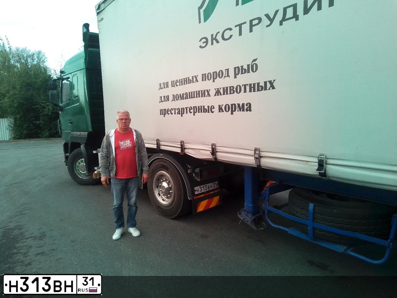 Фото автомобиля MAZ 5440 /4X2/, 2011 — госномер Н313ВН31. Цвет: ЗЕЛЕНЫЙ