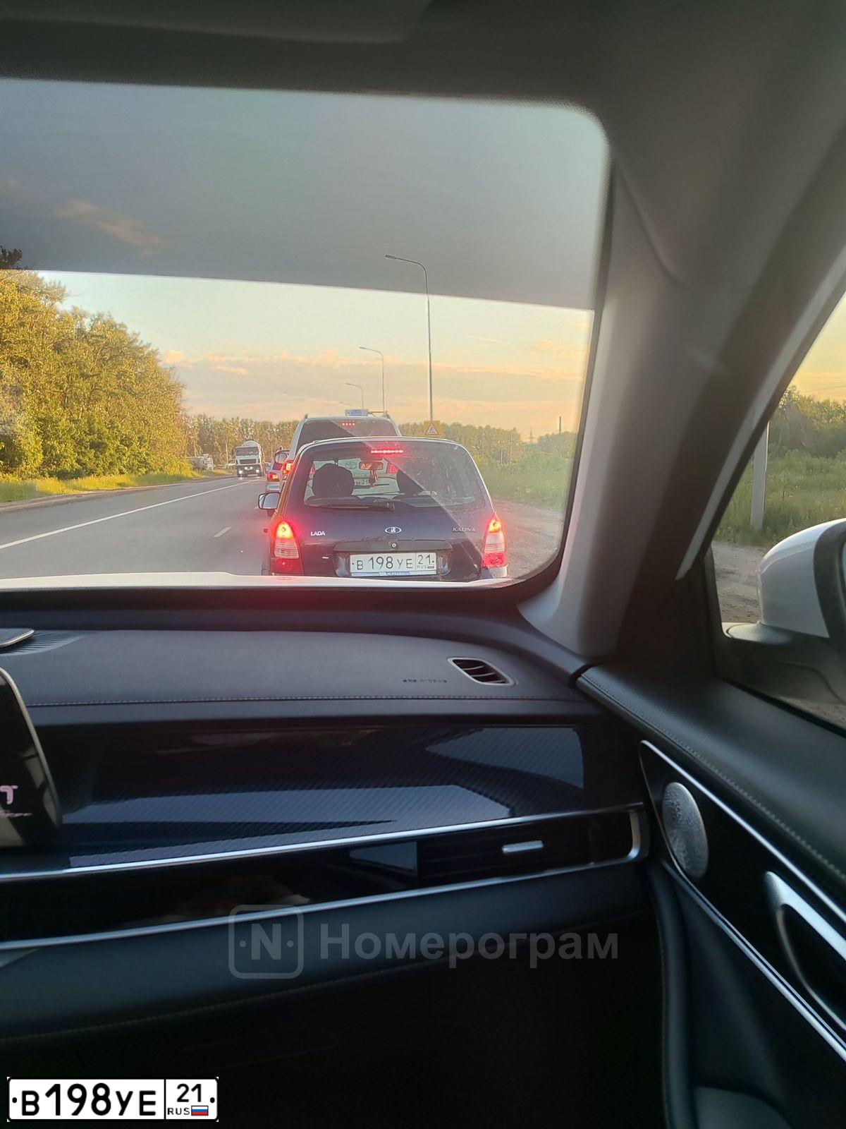Фото автомобиля LADA 1117 KALINA, 2009 — госномер В198УЕ21. Цвет: ФИОЛЕТОВЫЙ