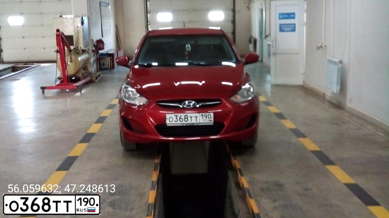 Фото автомобиля HYUNDAI SOLARIS, 2012 — госномер О368ТТ190. Цвет: Красный