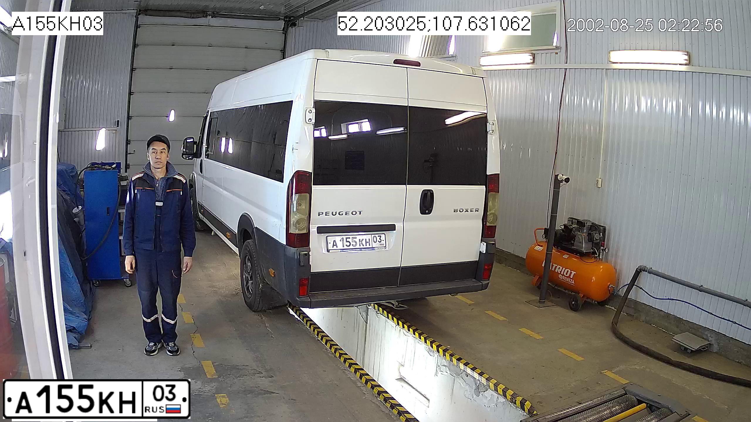Фото автомобиля PEUGEOT BOXER, 2012 — госномер А155КН03. Цвет: Белый