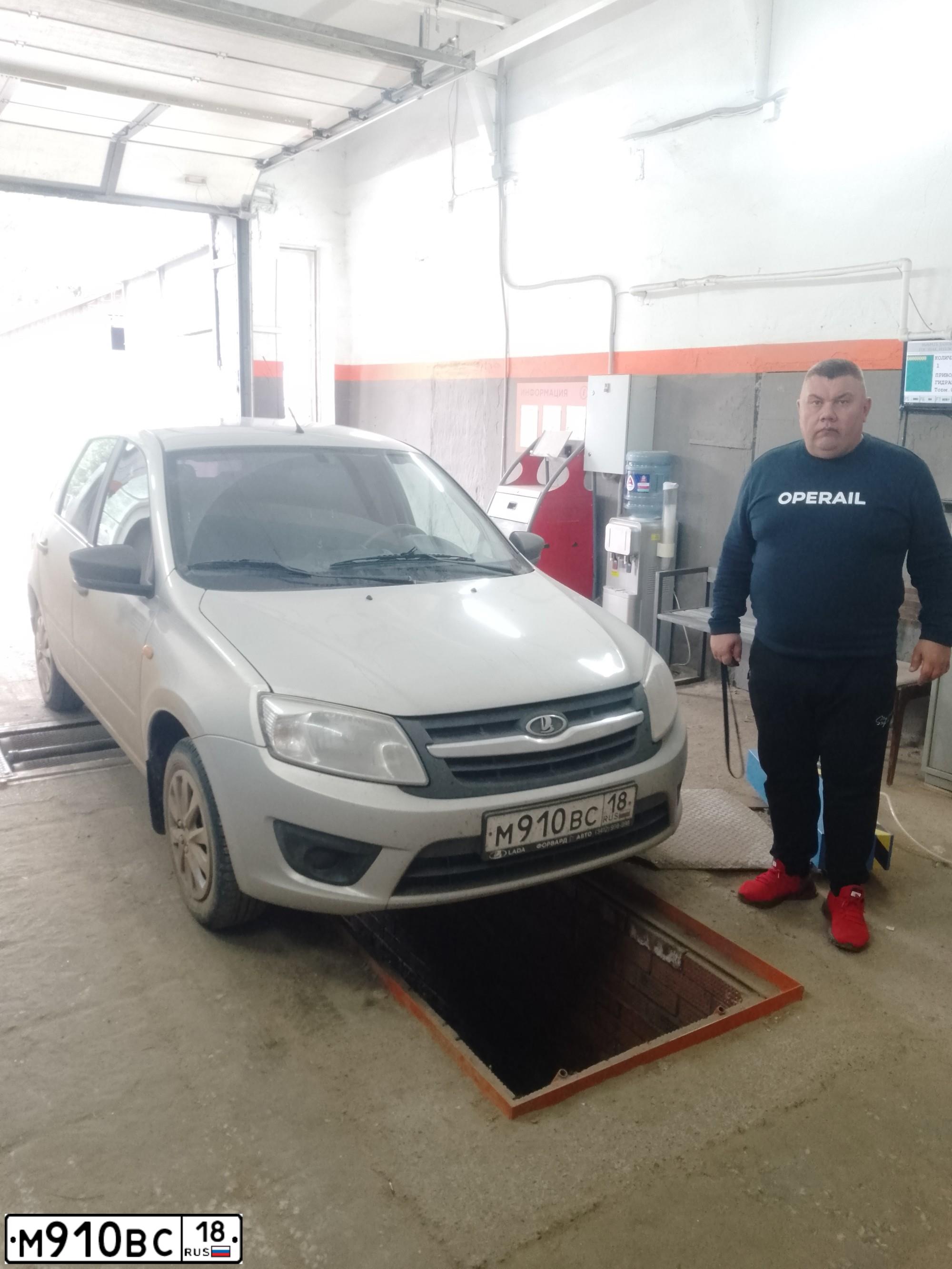 Фото автомобиля LADA 2190 GRANTA, 2017 — госномер М910ВС18. Цвет: СЕРЕБРИСТЫЙ