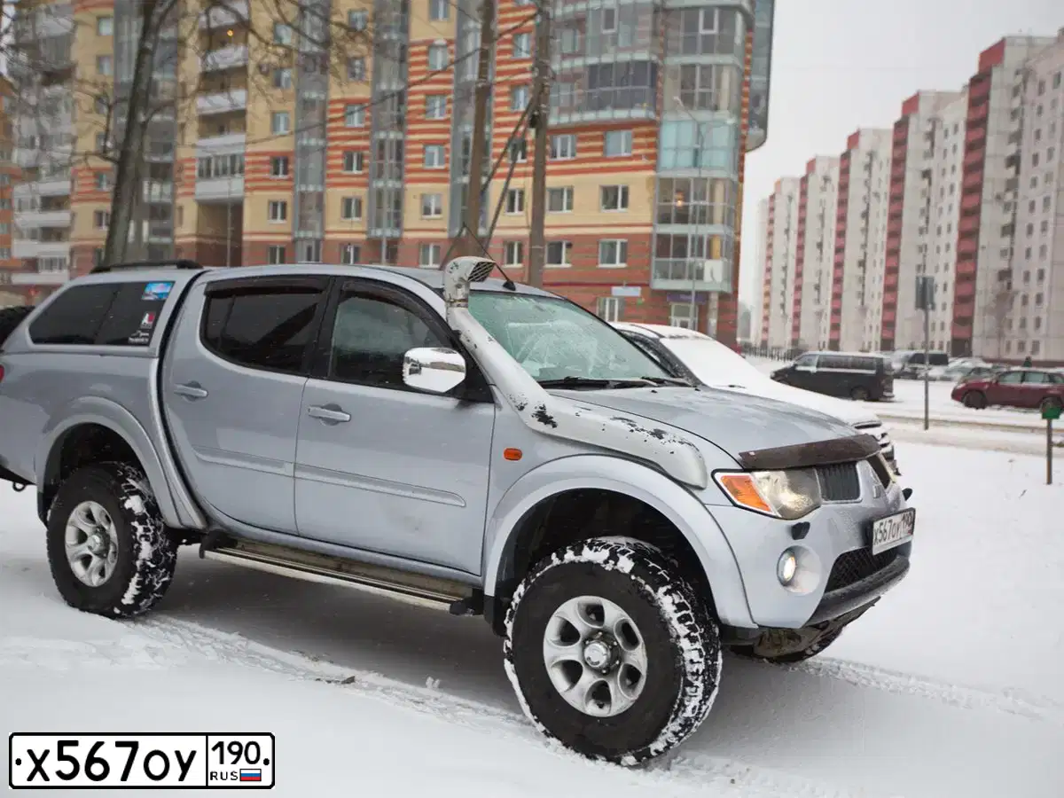 Фото автомобиля MITSUBISHI L 200, 2008 — госномер Т896УУ152. Цвет: Серебристый