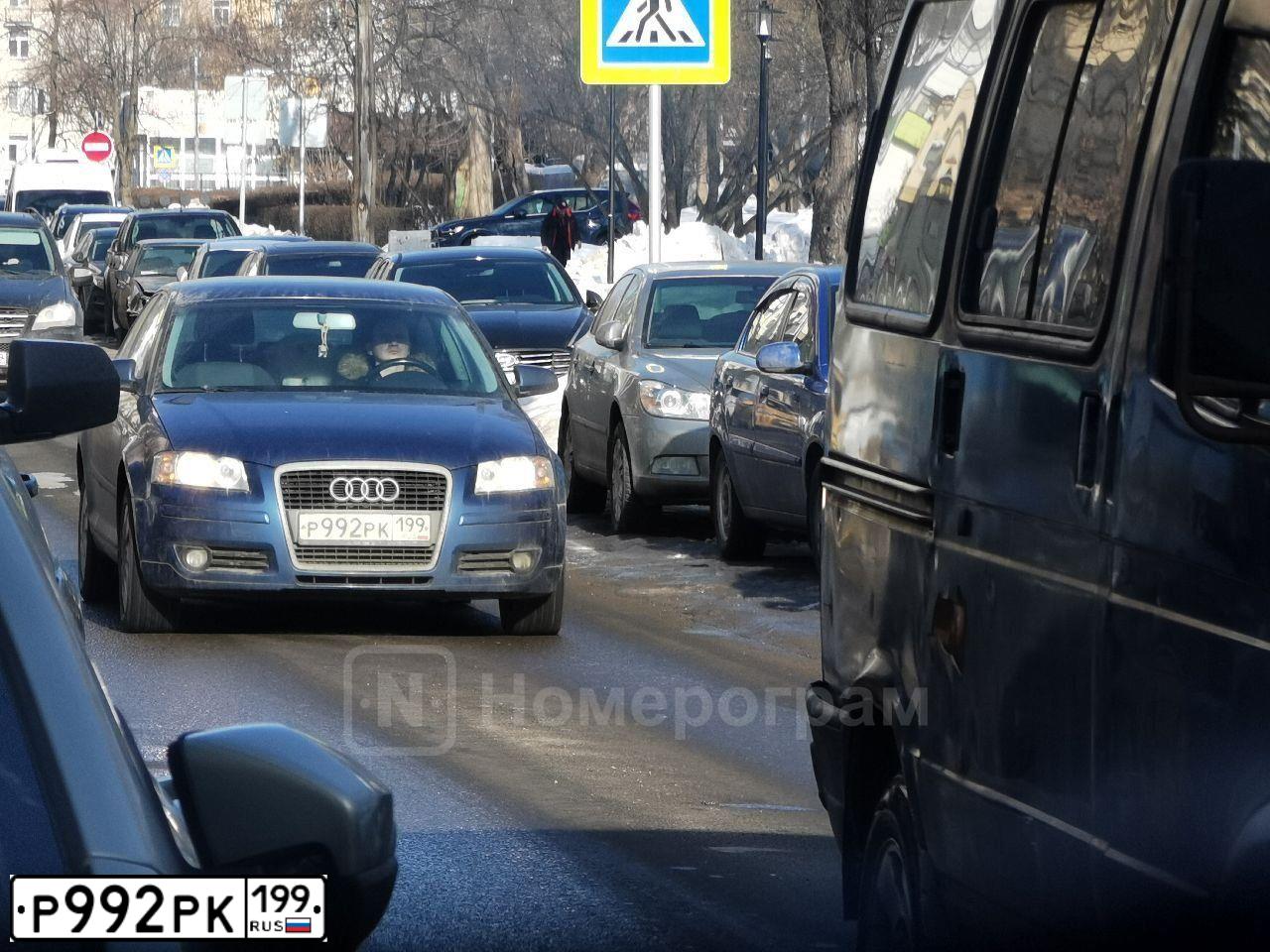 Фото автомобиля AUDI A3, 2006 — госномер Р992РК199. Цвет: синий