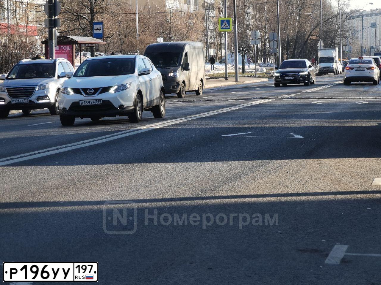 Фото автомобиля RENAULT DUSTER, 2012 — госномер Р196УУ197. Цвет: СВЕТЛО-СЕРЫЙ