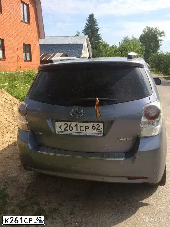 Фото автомобиля TOYOTA VERSO, 2010 — госномер У191ВУ190. Цвет: СЕРО-СИНИЙ