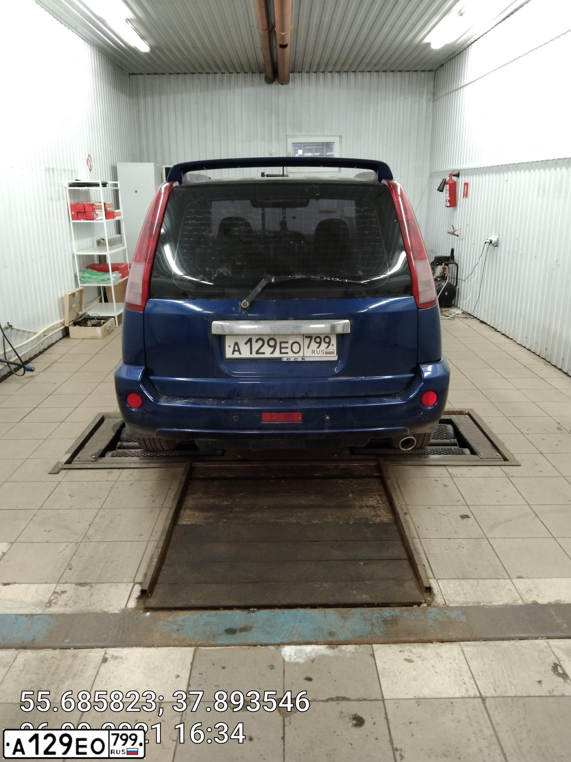 Фото автомобиля NISSAN X-TRAIL, 2004 — госномер А129ЕО799. Цвет: Темно-синий