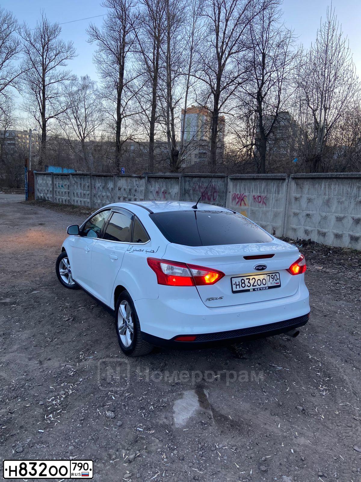 Фото автомобиля FORD FOCUS, 2012 — госномер Н832ОО790. Цвет: БЕЛЫЙ-ЖЕЛТЫЙ-СЕРЫЙ