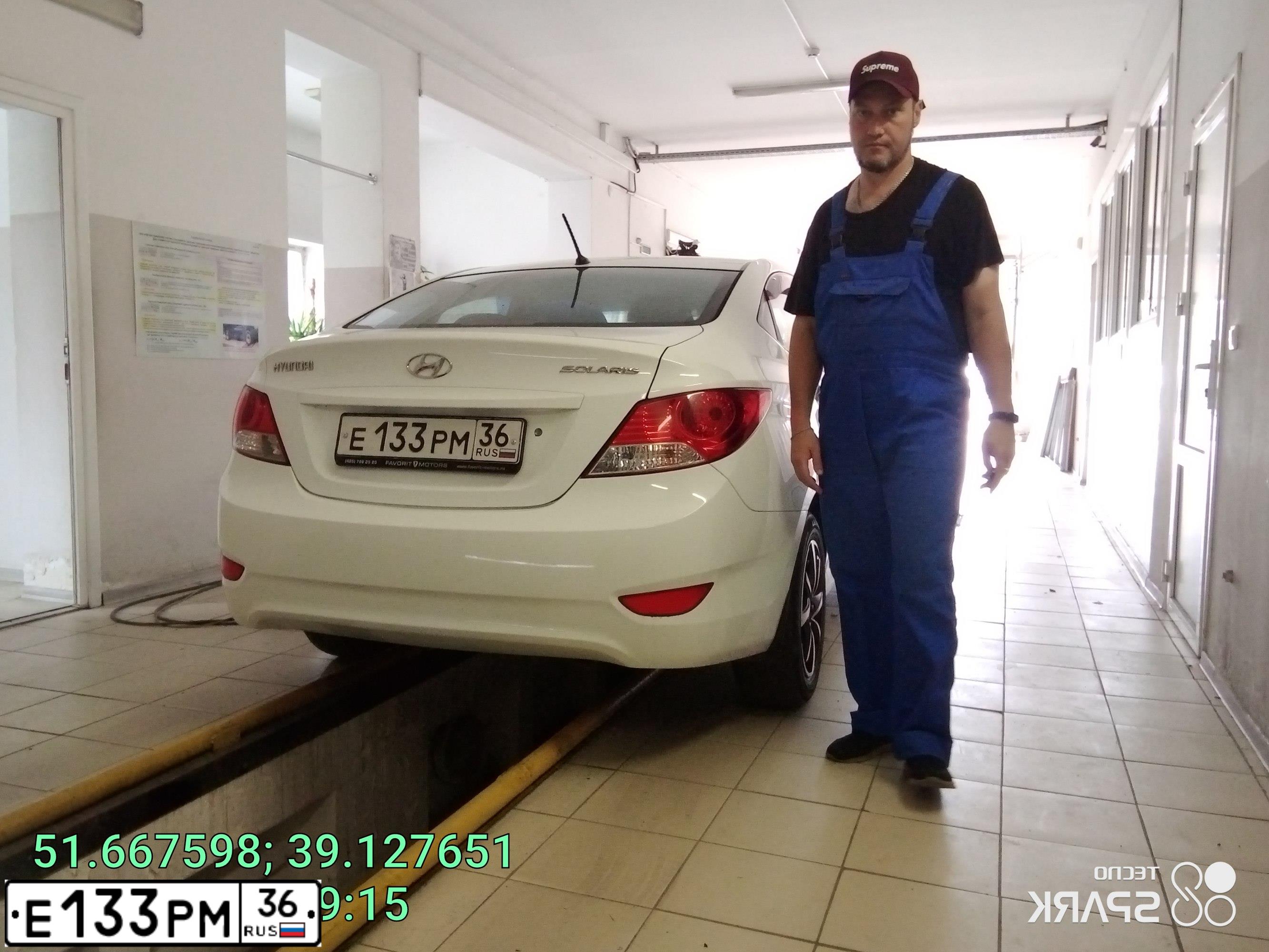 Фото автомобиля HYUNDAI SOLARIS, 2012 — госномер Е133РМ36. Цвет: Белый