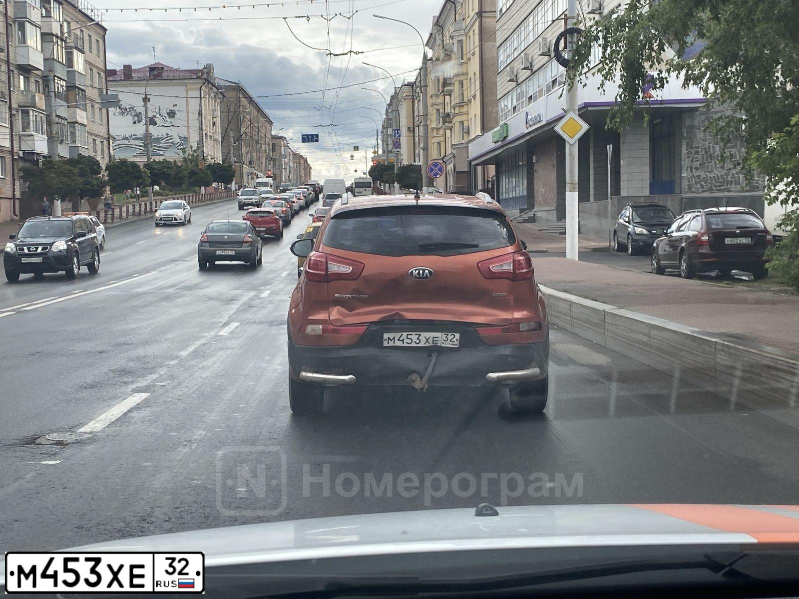 Фото автомобиля KIA SPORTAGE, 2013 — госномер М453ХЕ32. Цвет: ОРАНЖЕВЫЙ
