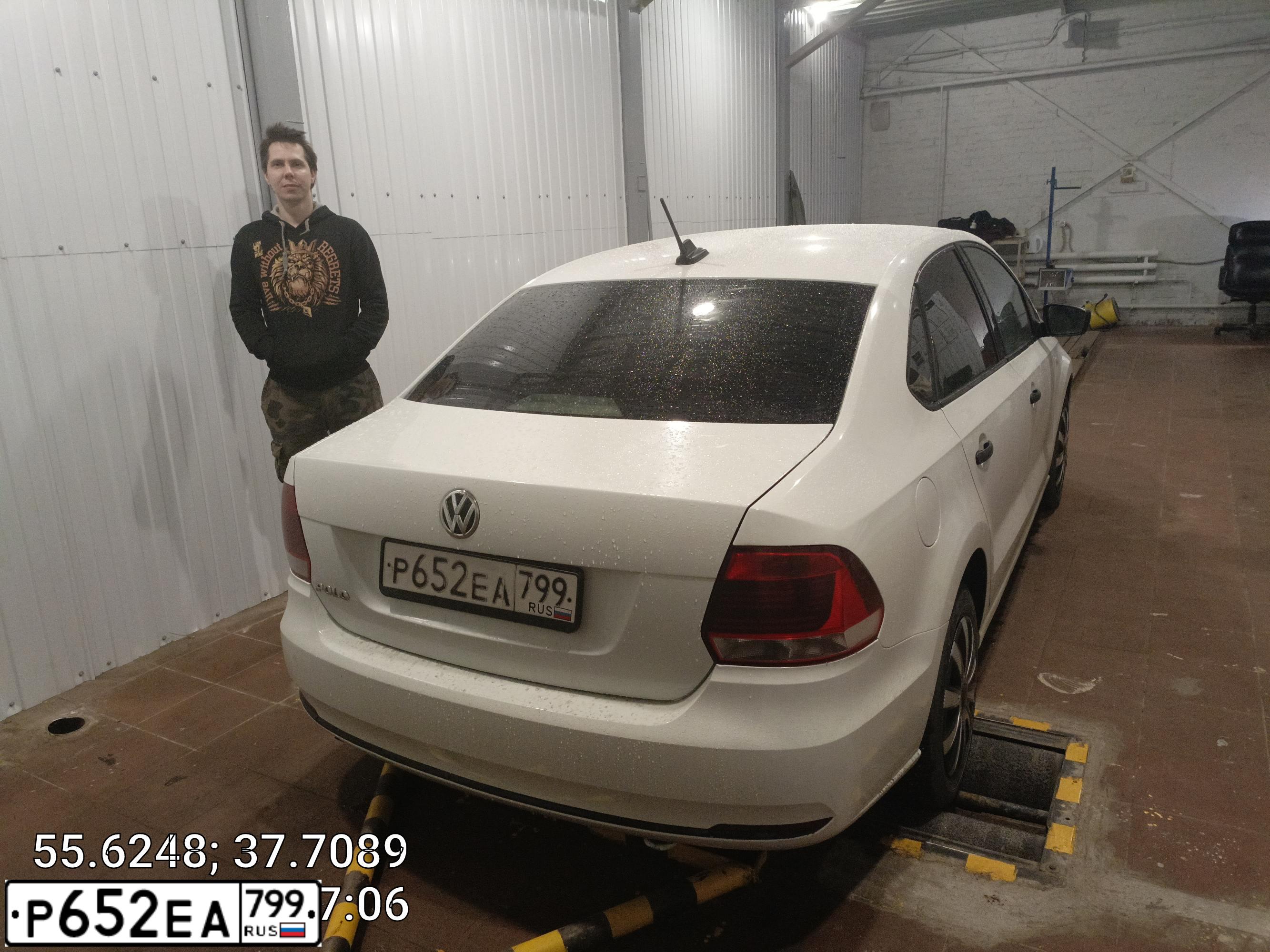 Фото автомобиля VOLKSWAGEN POLO, 2018 — госномер Р652ЕА799. Цвет: БЕЛЫЙ