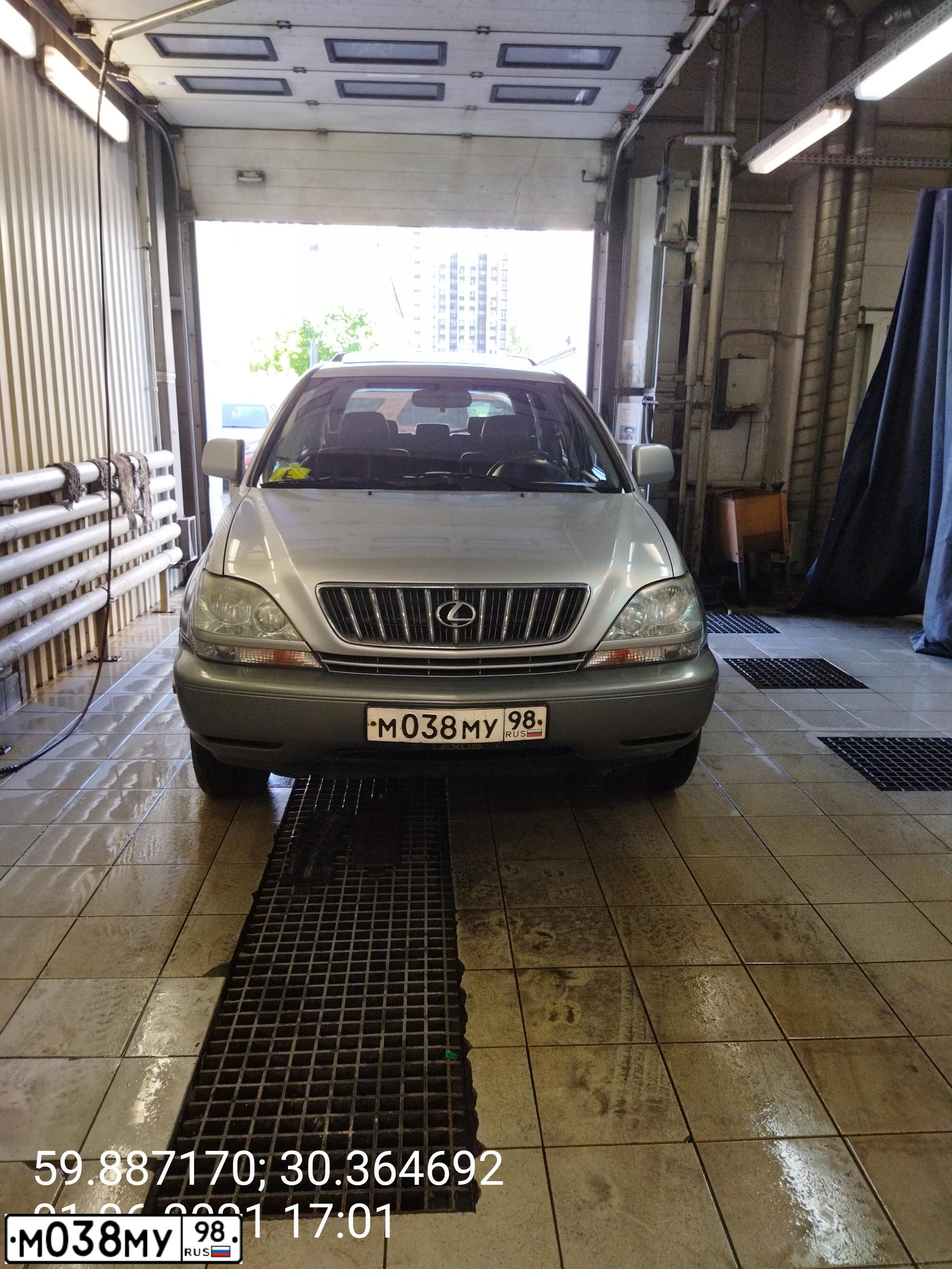 Фото автомобиля LEXUS RX, 2001 — госномер М038МУ98. Цвет: СЕРЕБРИСТЫЙ