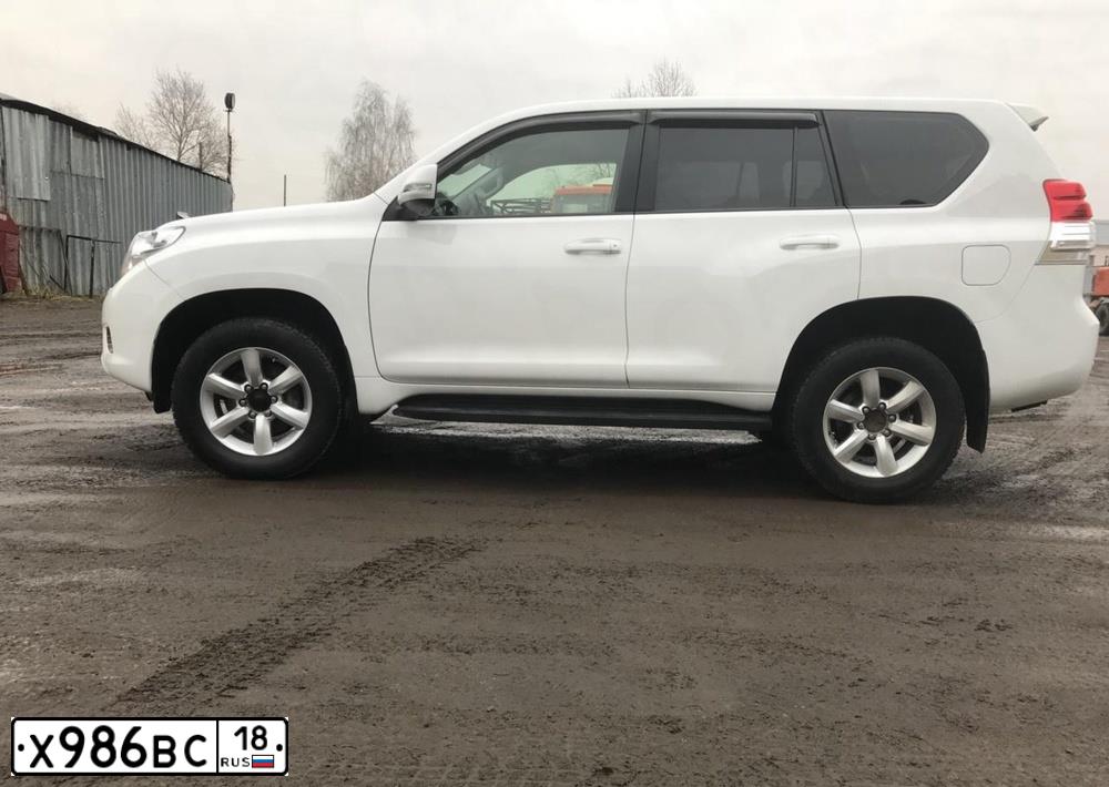 Фото автомобиля TOYOTA LANDCRUISER, 2012 — госномер Х008СН18. Цвет: Белый