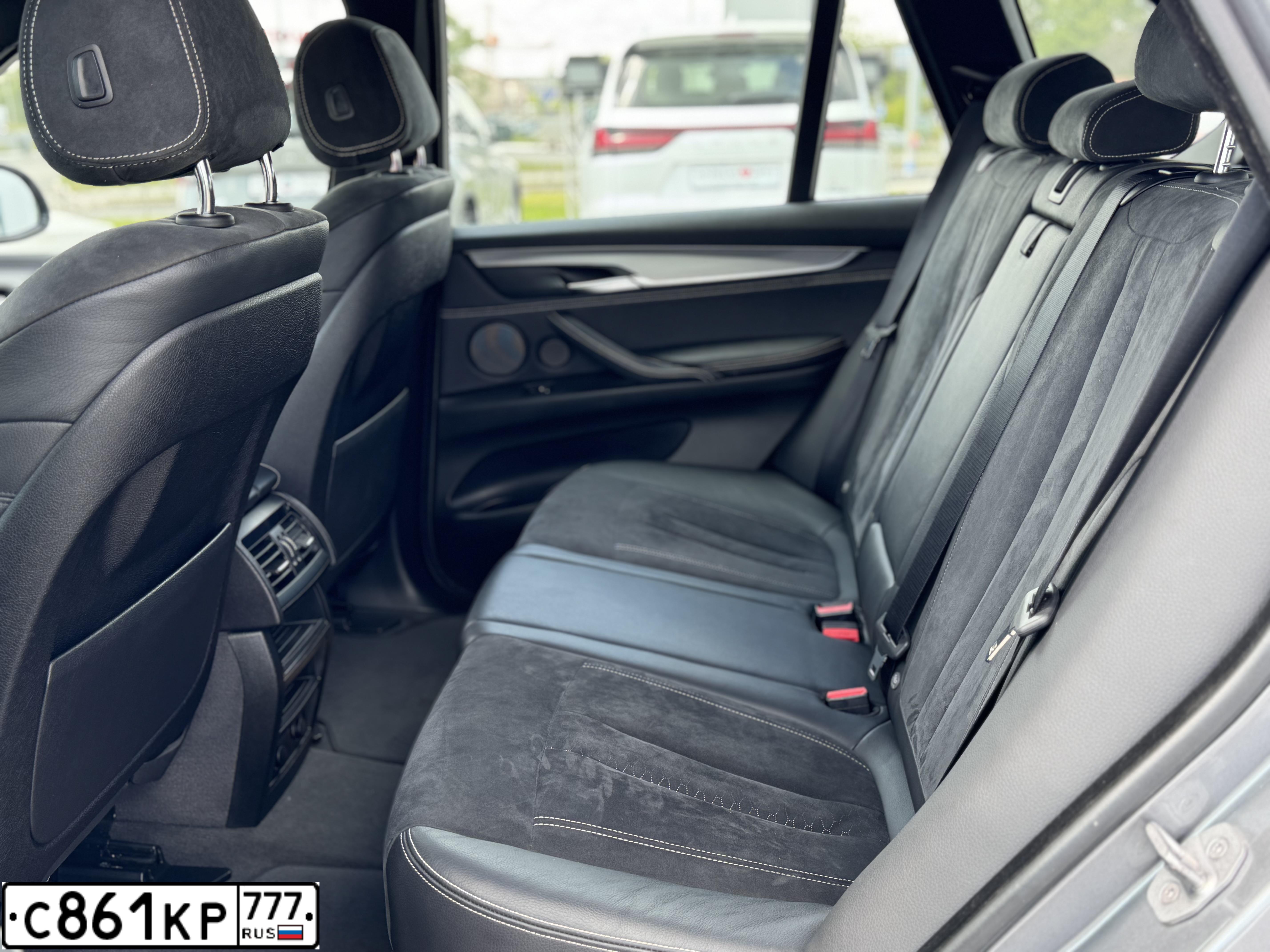 Фото автомобиля CHEVROLET T NIVA, 2005 — госномер А103КУ799. Цвет: Зелено-бежевый, Черный