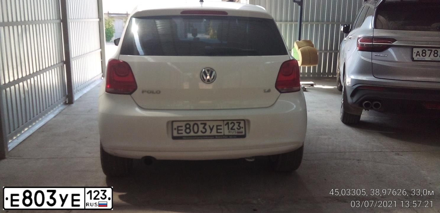 Фото автомобиля VOLKSWAGEN POLO, 2012 — госномер Е803УЕ123. Цвет: Белый