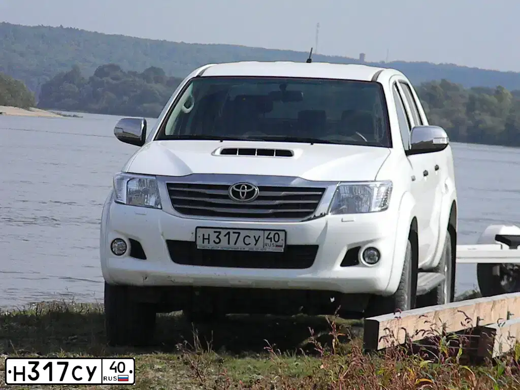 Фото автомобиля TOYOTA HILUX, 2013 — госномер В982НЕ750. Цвет: Белый