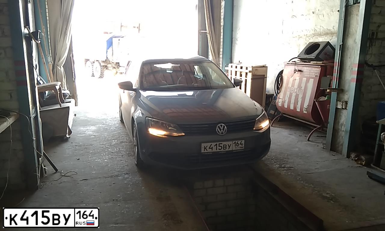 Фото автомобиля VOLKSWAGEN JETTA, 2013 — госномер О454СУ64. Цвет: темно-серый
