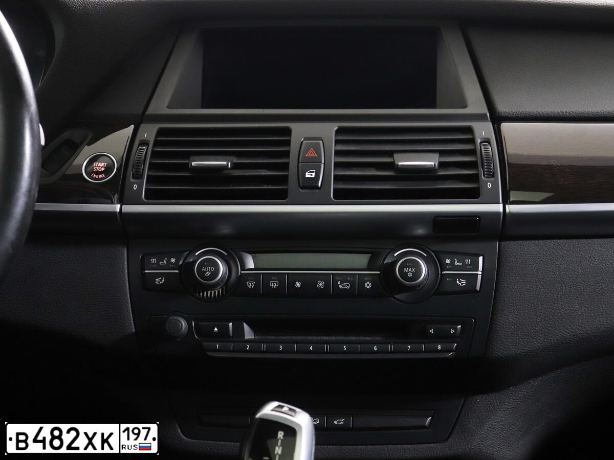 Фото автомобиля BMW X6, 2012 — госномер М532ОХ790. Цвет: Белый