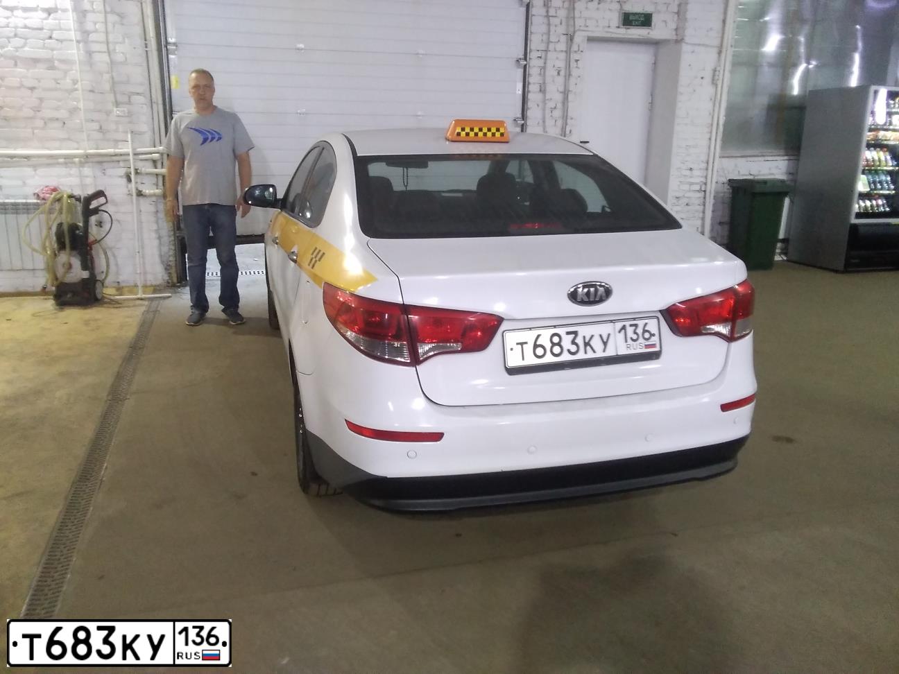 Фото автомобиля KIA RIO, 2015 — госномер Т683КУ136. Цвет: БЕЛЫЙ ЖЕЛТЫЙ СЕРЫЙ