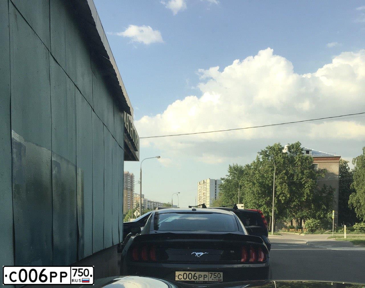 Фото автомобиля FORD MUSTANG, 2019 — госномер Р580ТВ70. Цвет: ЗЕЛЕНЫЙ