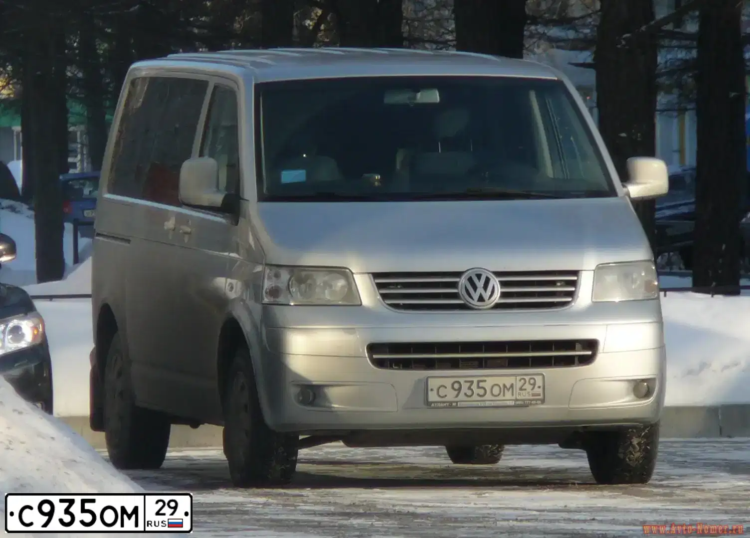 Фото автомобиля VOLKSWAGEN MULTIVAN, 2004 — госномер С935ОМ29. Цвет: СЕРЕБРИСТЫЙ