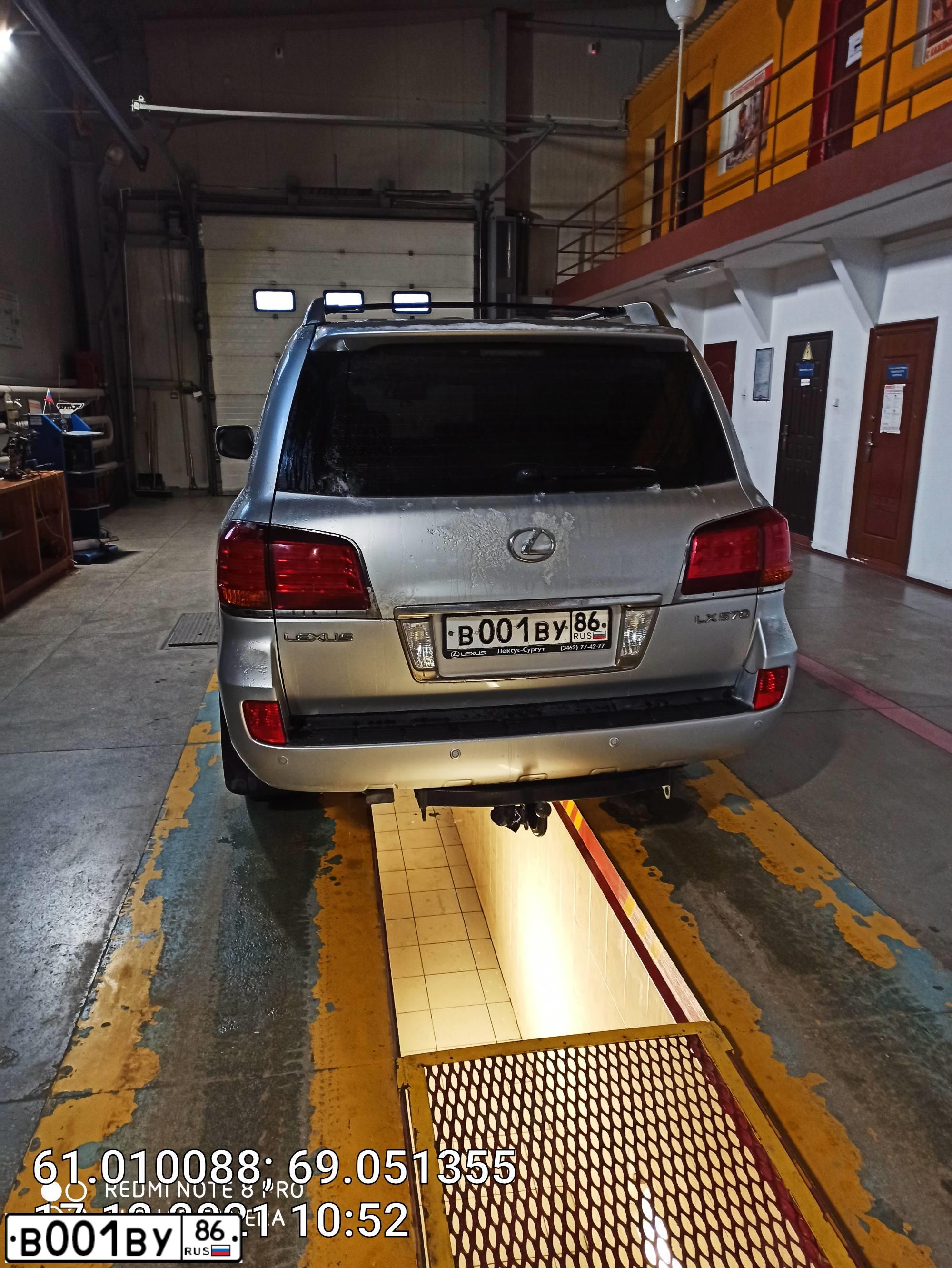 Фото автомобиля LEXUS LX, 2010 — госномер В001ВУ86. Цвет: СЕРЕБРИСТЫЙ