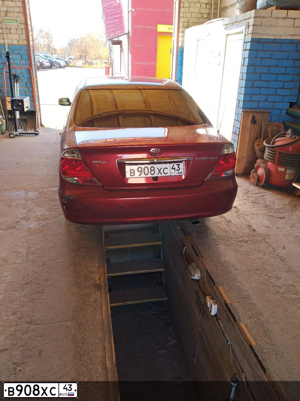 Фото автомобиля TOYOTA CAMRY, 2005 — госномер Х233МР55. Цвет: ТЕМНО-КРАСНЫЙ