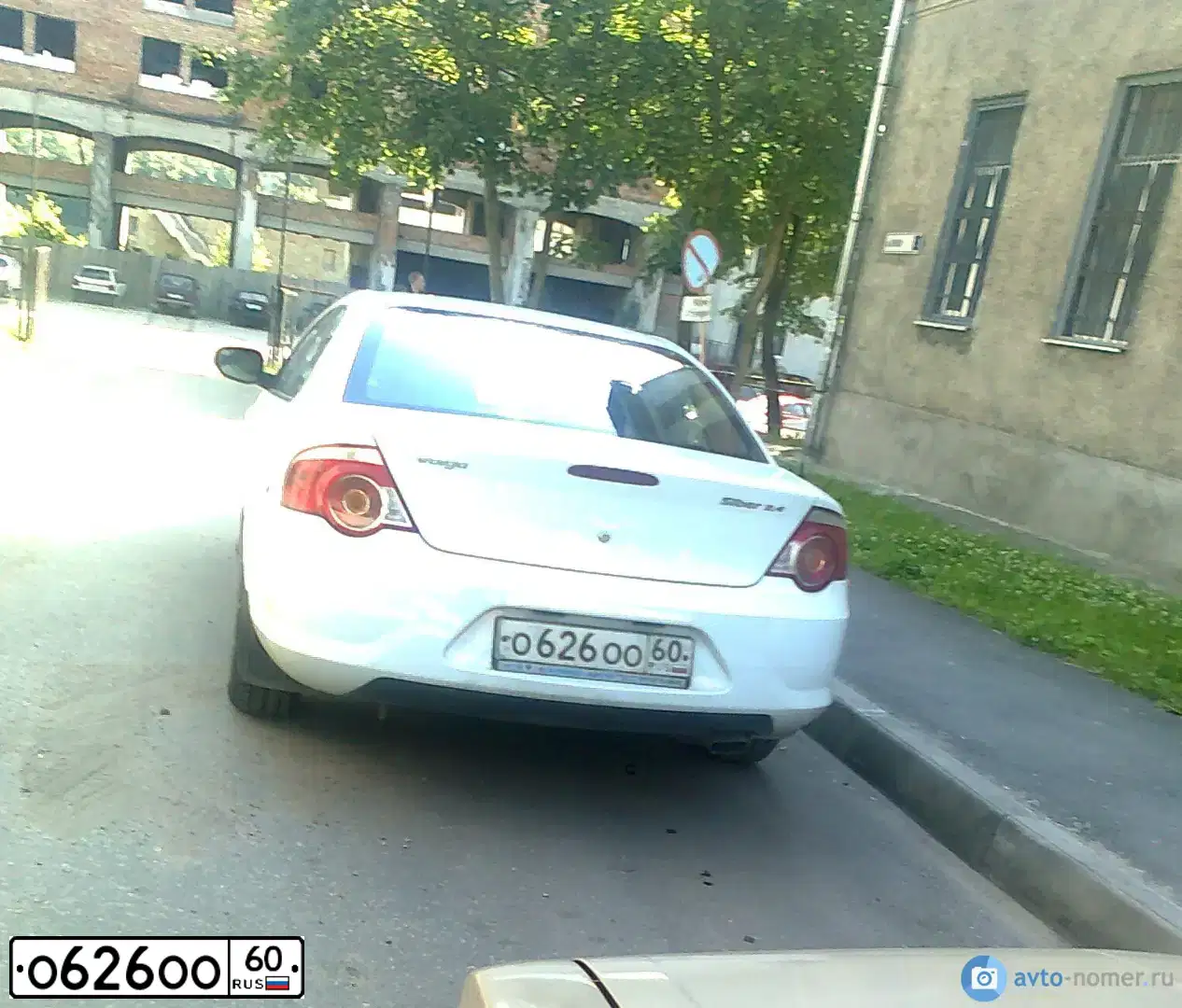 Фото автомобиля GAZ WOLGA SIBER, 2010 — госномер О626ОО60. Цвет: Белый