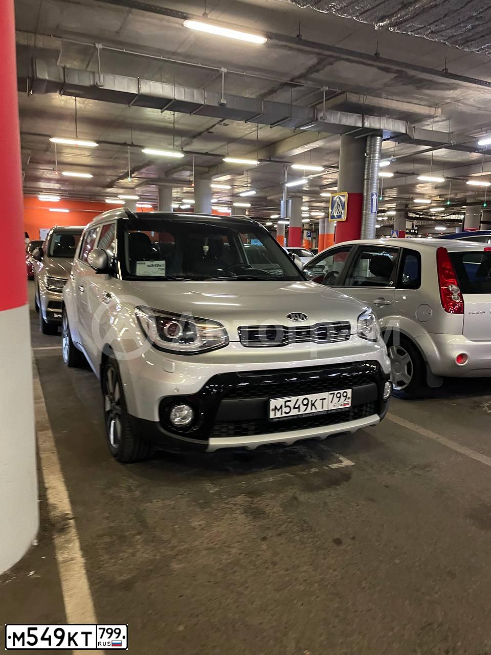 Фото автомобиля KIA SOUL, 2018 — госномер М549КТ799. Цвет: Серый
