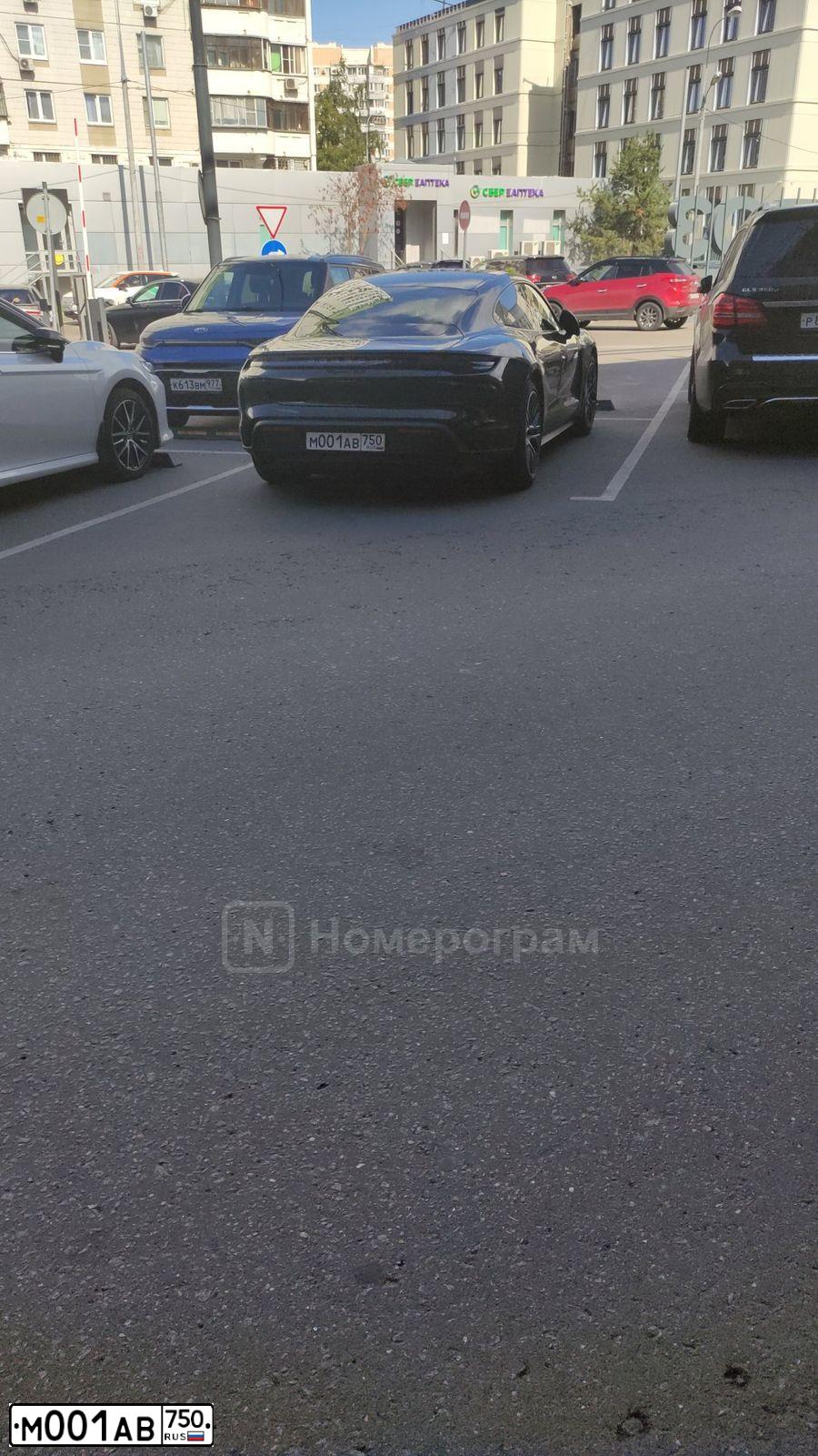 Фото автомобиля DODGE /GRAND/ CARAVAN, 2004 — госномер М001АВ750. Цвет: синий