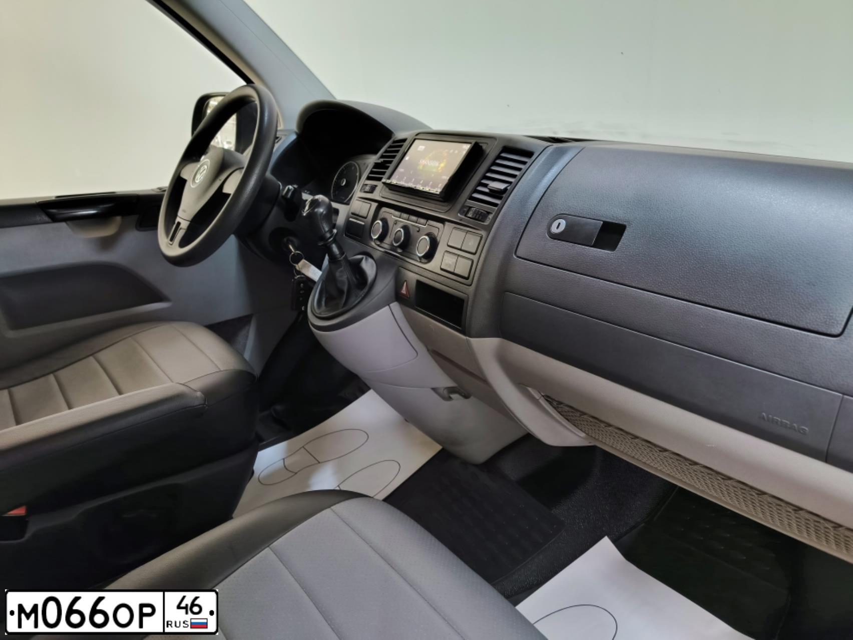 Фото автомобиля VOLKSWAGEN CARAVELLE, 2011 — госномер М066ОР46. Цвет: СЕРЫЙ