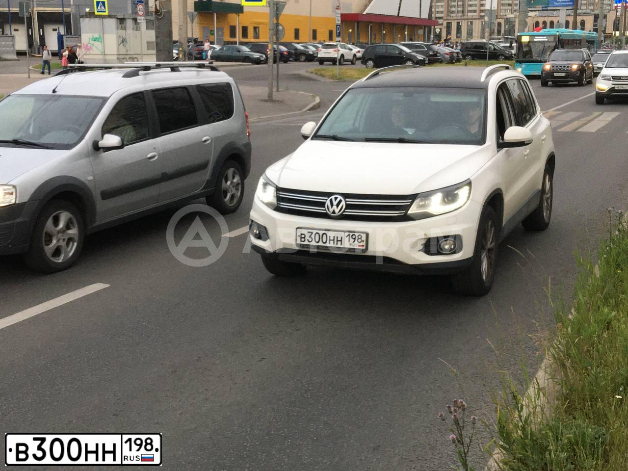 Фото автомобиля VOLKSWAGEN TIGUAN, 2011 — госномер А685АА43. Цвет: Белый
